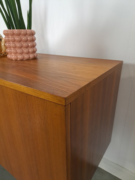 Image 1 of Teak Fineer Dressoir Met Deuren En Lades Met Stijlvolle Handgreep