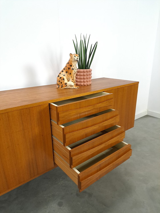 Image 1 of Teak Fineer Dressoir Met Deuren En Lades Met Stijlvolle Handgreep