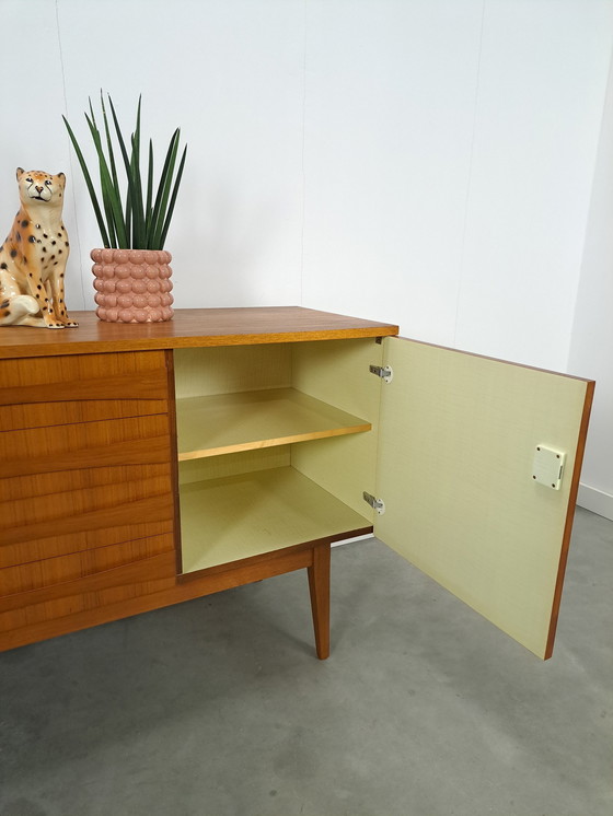 Image 1 of Teak Fineer Dressoir Met Deuren En Lades Met Stijlvolle Handgreep