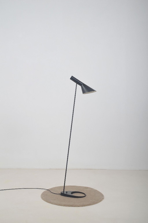 Deense Aj Vloerlamp ontworpen door Arne Jacobsen Voor Louis Poulsen