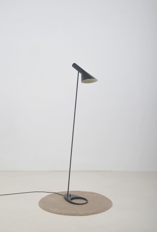 Deense Aj Vloerlamp ontworpen door Arne Jacobsen Voor Louis Poulsen