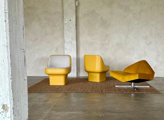 Image 1 of 2x Architectural Fiberglass Lounge Chairs van Douglas Deeds