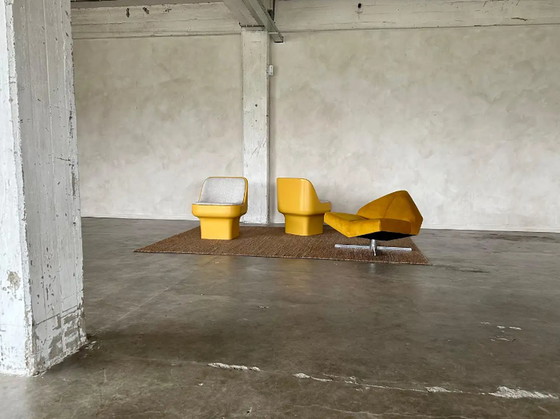 Image 1 of 2x Architectural Fiberglass Lounge Chairs van Douglas Deeds