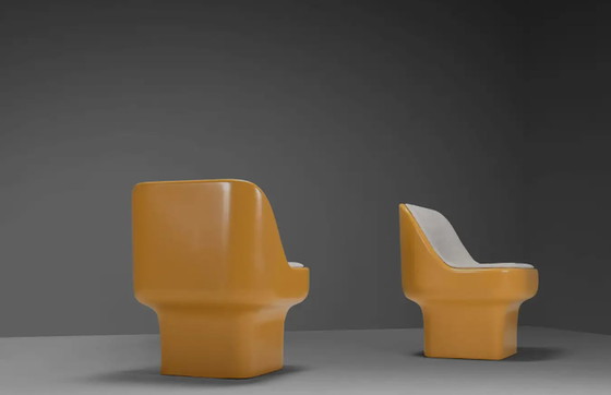 Image 1 of 2x Architectural Fiberglass Lounge Chairs van Douglas Deeds