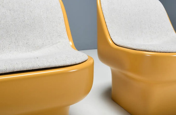 Image 1 of 2x Architectural Fiberglass Lounge Chairs van Douglas Deeds