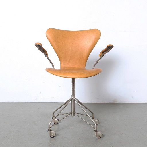 Arne Jacobsen bureaustoel 3217 zeven serie