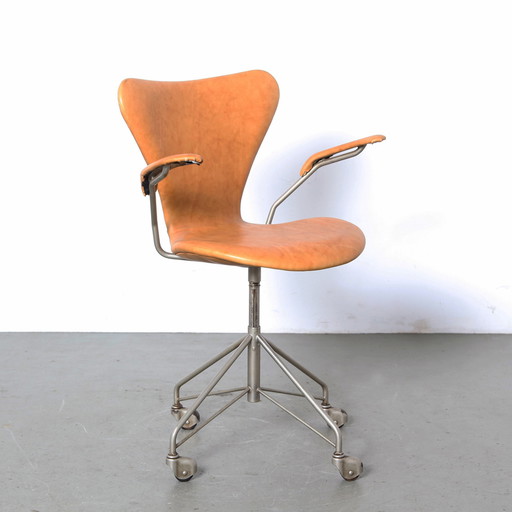 Arne Jacobsen bureaustoel 3217 zeven serie