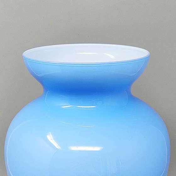 Image 1 of 1960S Verbazingwekkende blauw gejatte vaas van Murano-glas. Gemaakt in Italië