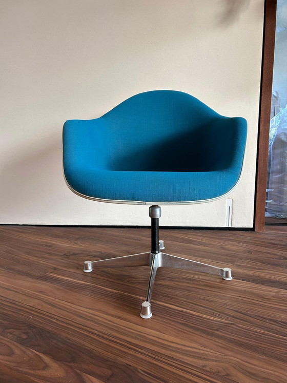 Image 1 of 8 Fibreglass Shell 'Pac' Armchairs Door Herman Miller