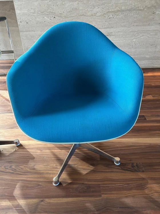 Image 1 of 8 Fibreglass Shell 'Pac' Armchairs Door Herman Miller