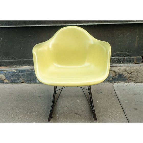 Image 1 of Lemon Yellow vintage schommelstoel van Charles en Ray Eames voor Herman Miller, 1970