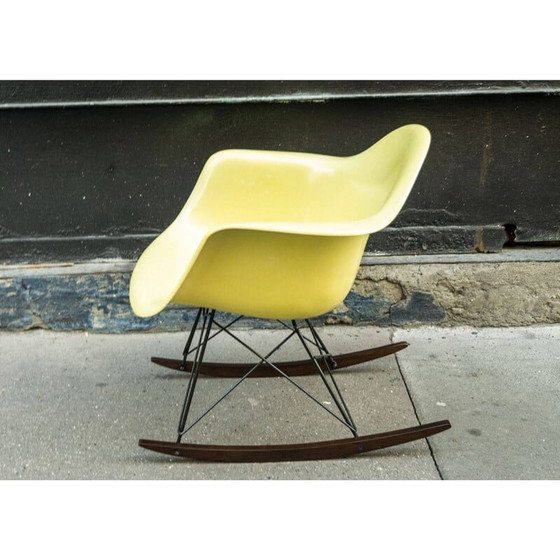 Image 1 of Lemon Yellow vintage schommelstoel van Charles en Ray Eames voor Herman Miller, 1970