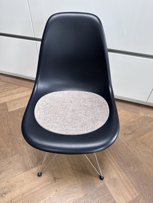 Vitra Eames Plastic Clair Drs Zwart Chroom Onderstel