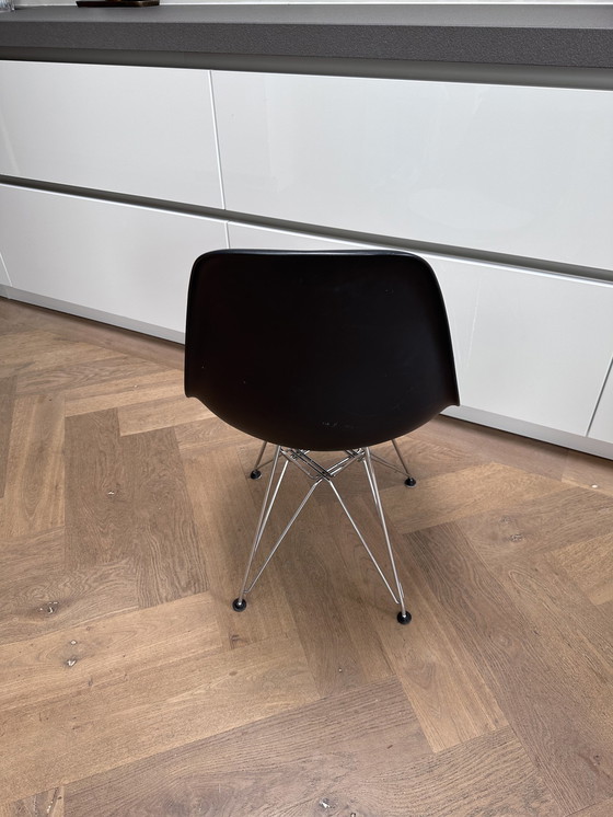 Image 1 of Vitra Eames Plastic Clair Drs Zwart Chroom Onderstel