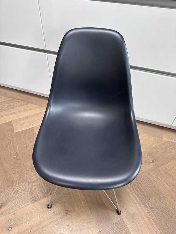 Image 1 of Vitra Eames Plastic Clair Drs Zwart Chroom Onderstel