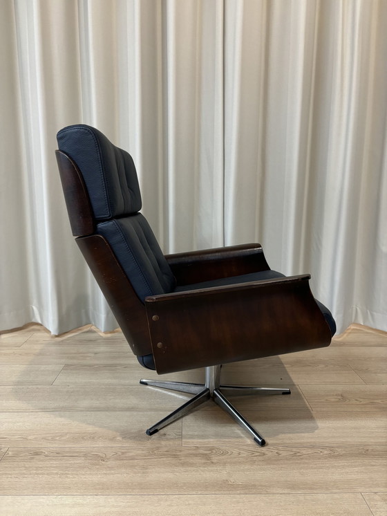 Image 1 of Vintage Lounge Stoel Met Houten Kuip | Nieuwe Kussens Blauw Leer