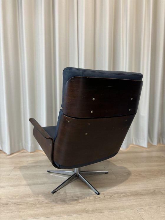 Image 1 of Vintage Lounge Stoel Met Houten Kuip | Nieuwe Kussens Blauw Leer