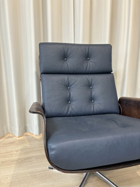 Image 1 of Vintage Lounge Stoel Met Houten Kuip | Nieuwe Kussens Blauw Leer