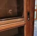 Antieke teak kast met schuifdeuren