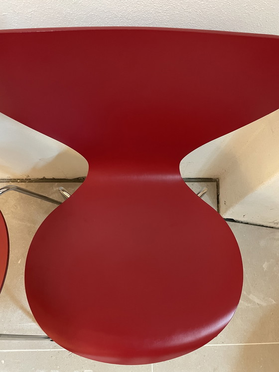 Image 1 of 2x Fritz Hansen series 7 vlinderstoelen rood