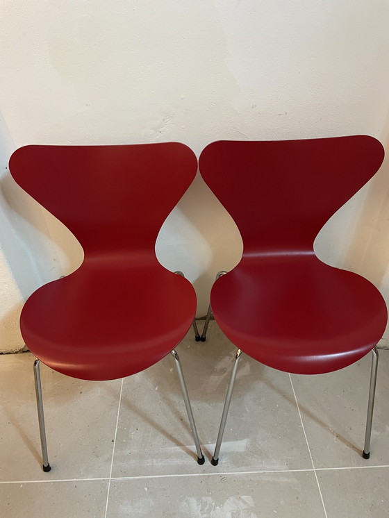 Image 1 of 2x Fritz Hansen series 7 vlinderstoelen rood