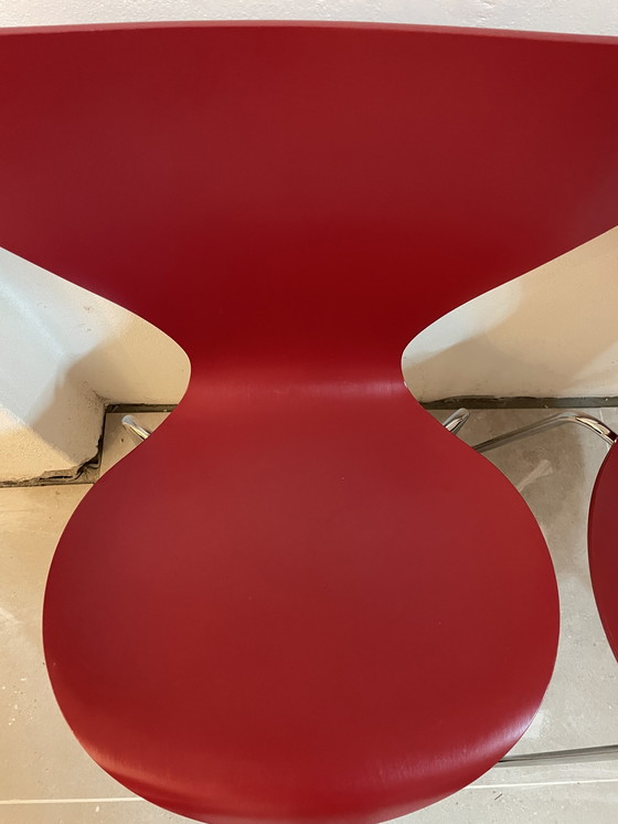 Image 1 of 2x Fritz Hansen series 7 vlinderstoelen rood