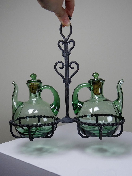 Image 1 of Vintage geblazen glazen olie en azijn Cruet op smeedijzeren standaard