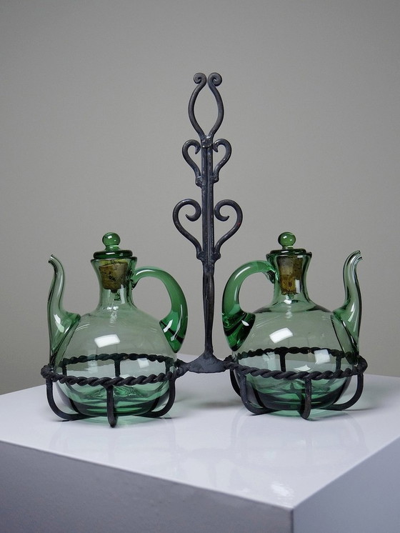 Image 1 of Vintage geblazen glazen olie en azijn Cruet op smeedijzeren standaard