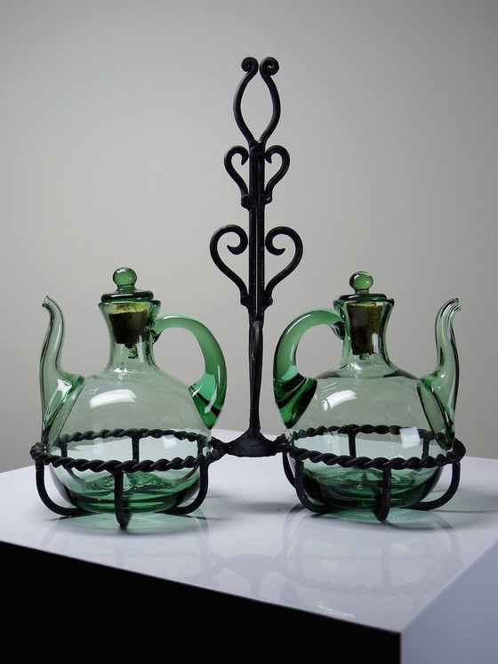 Image 1 of Vintage geblazen glazen olie en azijn Cruet op smeedijzeren standaard