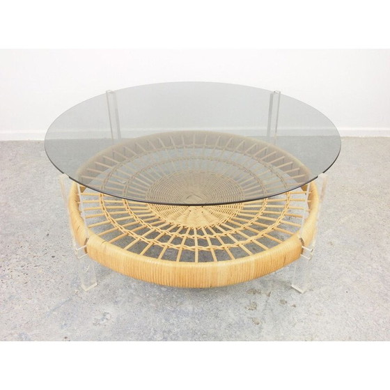 Image 1 of Ronde vintage salontafel met rookglas en rotan met lucite steunen