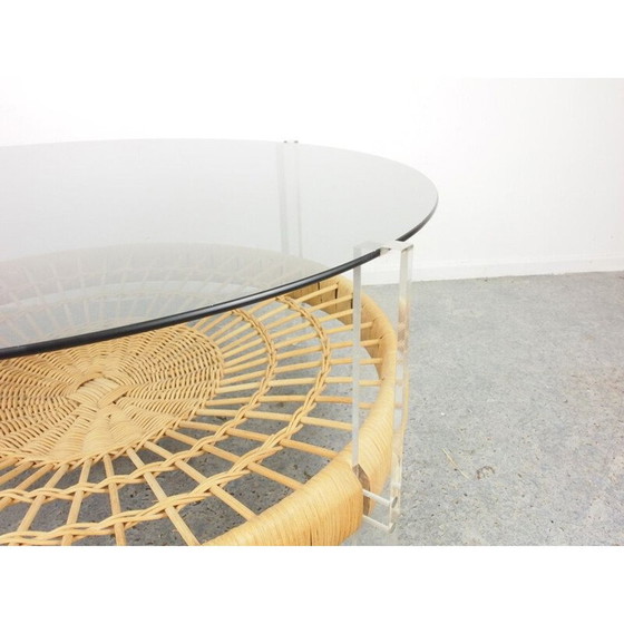 Image 1 of Ronde vintage salontafel met rookglas en rotan met lucite steunen