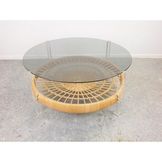 Image 1 of Ronde vintage salontafel met rookglas en rotan met lucite steunen