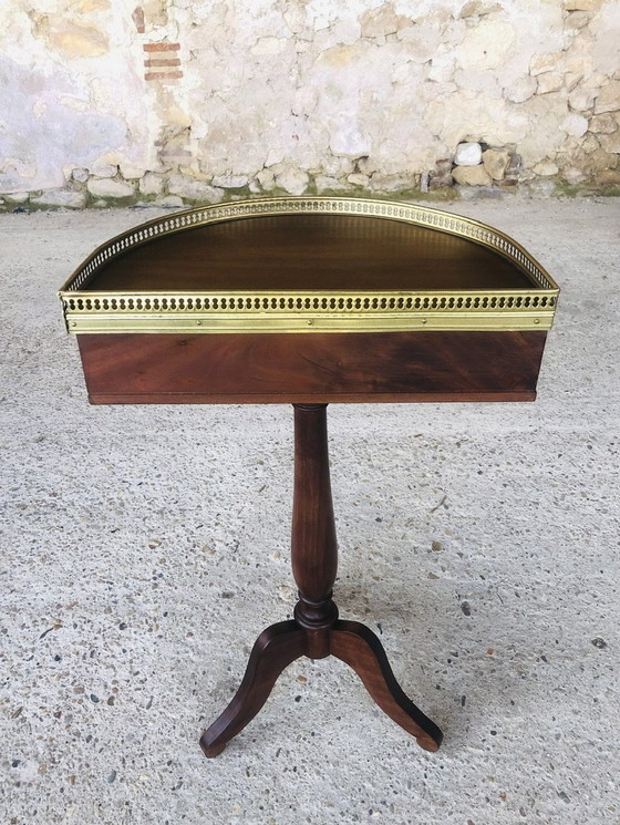 Image 1 of Mahoniehouten nachtkastje op voet