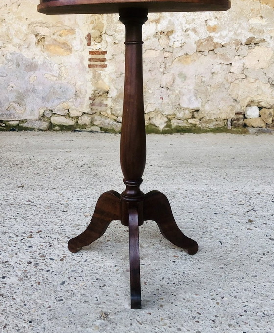 Image 1 of Mahoniehouten nachtkastje op voet