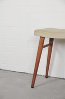 beige hoge vintage kruk