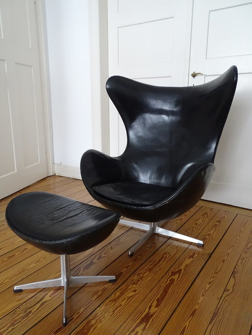 Fritz Hansen Egg-Chair + poef van Arne Jacobsen