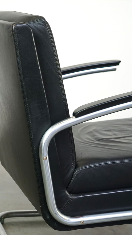 Image 1 of Vintage rundleren Bauhaus design fauteuil