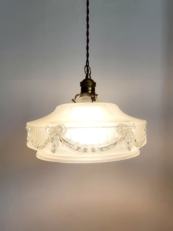 Image 1 of Art nouveau hanglamp, frosted glas met decor strikken en messing armatuur