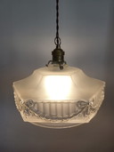 Art nouveau hanglamp, frosted glas met decor strikken en messing armatuur