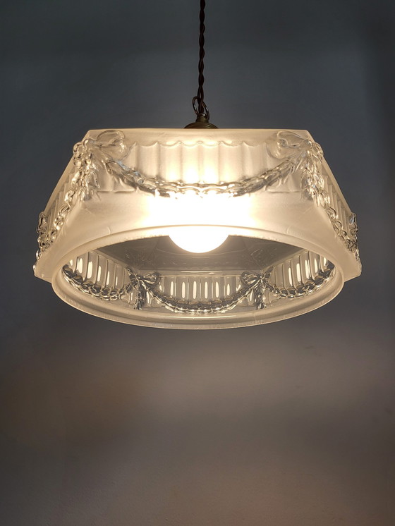 Image 1 of Art nouveau hanglamp, frosted glas met decor strikken en messing armatuur