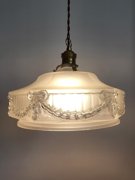 Image 1 of Art nouveau hanglamp, frosted glas met decor strikken en messing armatuur