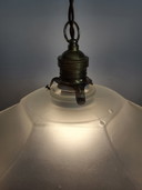 Art nouveau hanglamp, frosted glas met decor strikken en messing armatuur