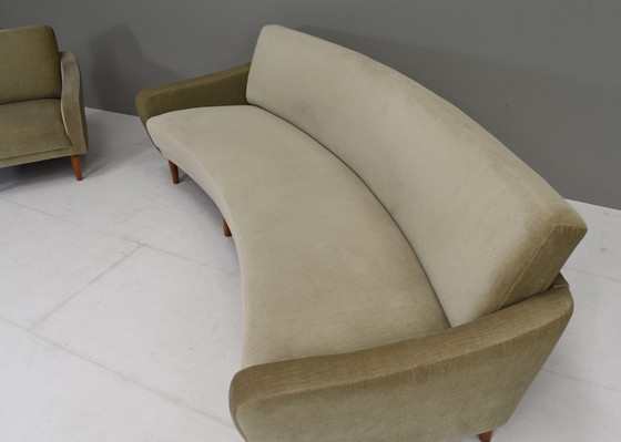 Image 1 of Vintage gebogen bank en fauteuil in origineel mohair