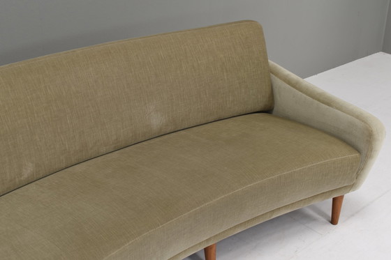 Image 1 of Vintage gebogen bank en fauteuil in origineel mohair