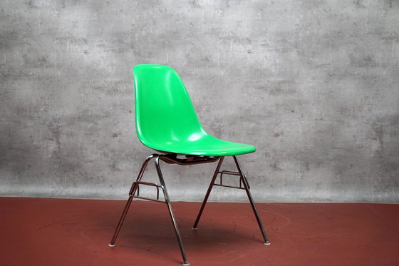 Image 1 of Groene vintage Shell stoel van glasvezel gemaakt door Charles & Ray Eames voor Herman Miller, jaren 1960