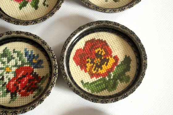 Image 1 of 1950S Handgeborduurde tapisserie Onderzetters - vertind metaal, glas, borduurwerk - set van 6 - Vintage