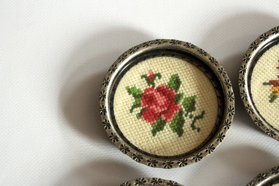 Image 1 of 1950S Handgeborduurde tapisserie Onderzetters - vertind metaal, glas, borduurwerk - set van 6 - Vintage