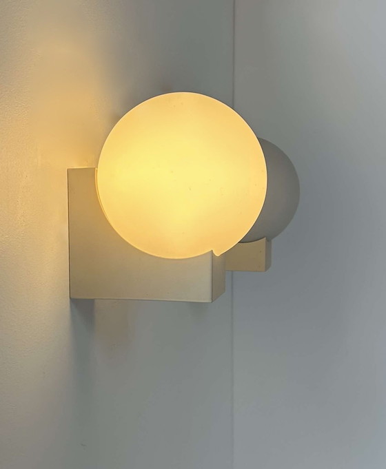 Image 1 of Paar wandlampen, beige metaal en opaline, Frankrijk 1970
