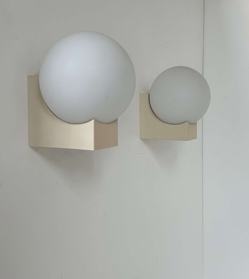 Paar wandlampen, beige metaal en opaline, Frankrijk 1970