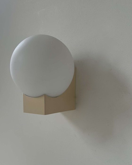 Image 1 of Paar wandlampen, beige metaal en opaline, Frankrijk 1970